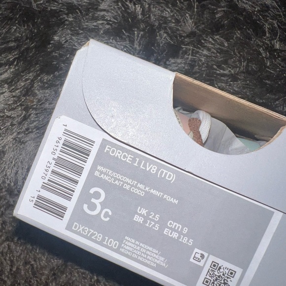 Air Force 1 LV8. Never Worn. 3c - Picture 2 of 3